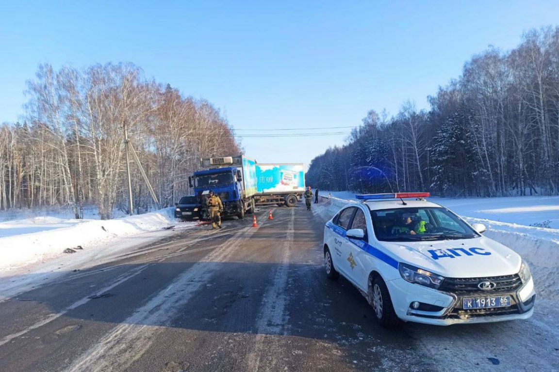 Тюменский тракт перекрыли из-за смертельной аварии | 06.01.2024 |  Екатеринбург - БезФормата